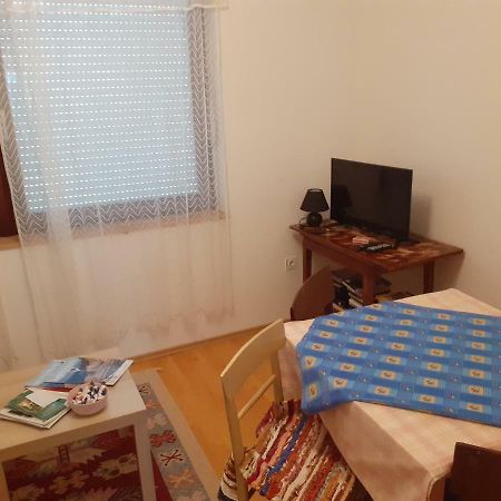 Apartman Dosen Licko Petrovo Selo Exterior photo