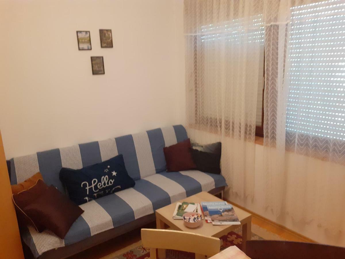 Apartman Dosen Licko Petrovo Selo Exterior photo