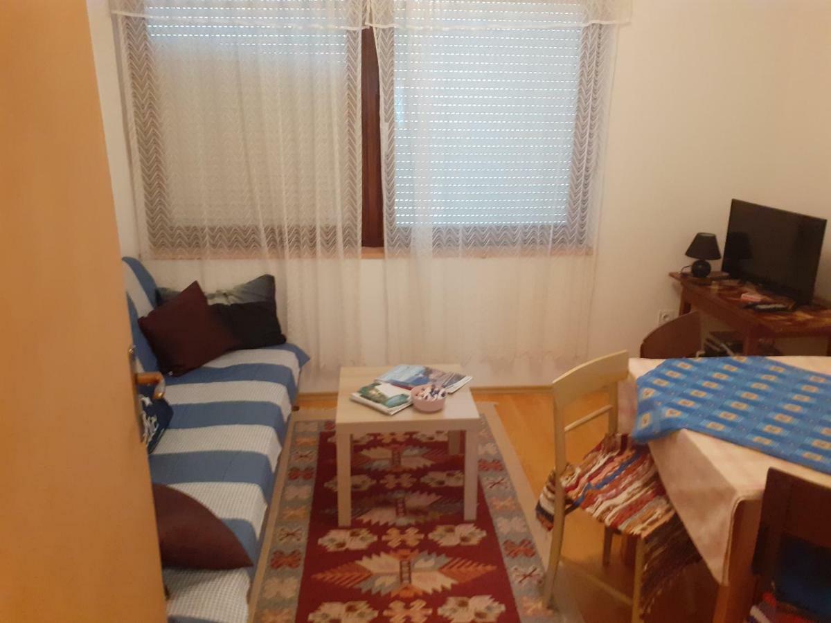 Apartman Dosen Licko Petrovo Selo Exterior photo