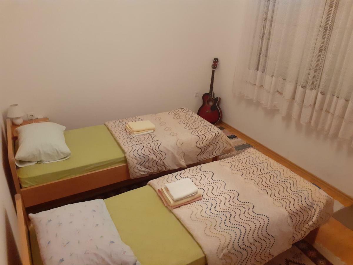 Apartman Dosen Licko Petrovo Selo Exterior photo