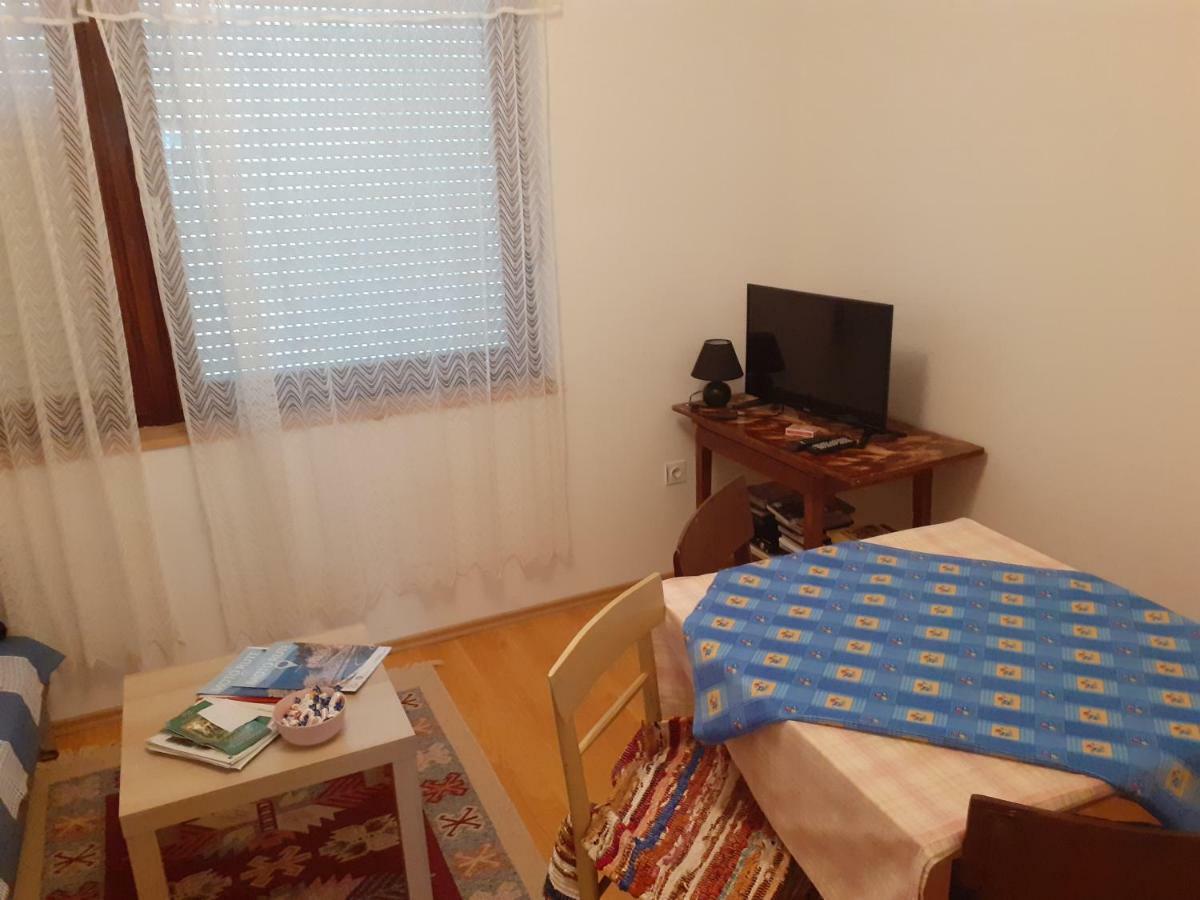 Apartman Dosen Licko Petrovo Selo Exterior photo